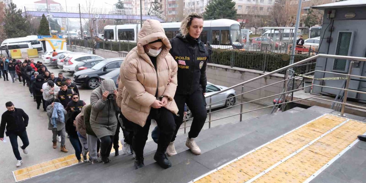 İnternetten Araç Sigortası Yaptırmak İsteyen Kişileri 5 Milyon Lira Dolandırdılar