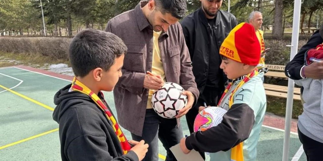 Kayserisporlu Futbolcular, Depremzede Çocukların Yüzünü Güldürdü