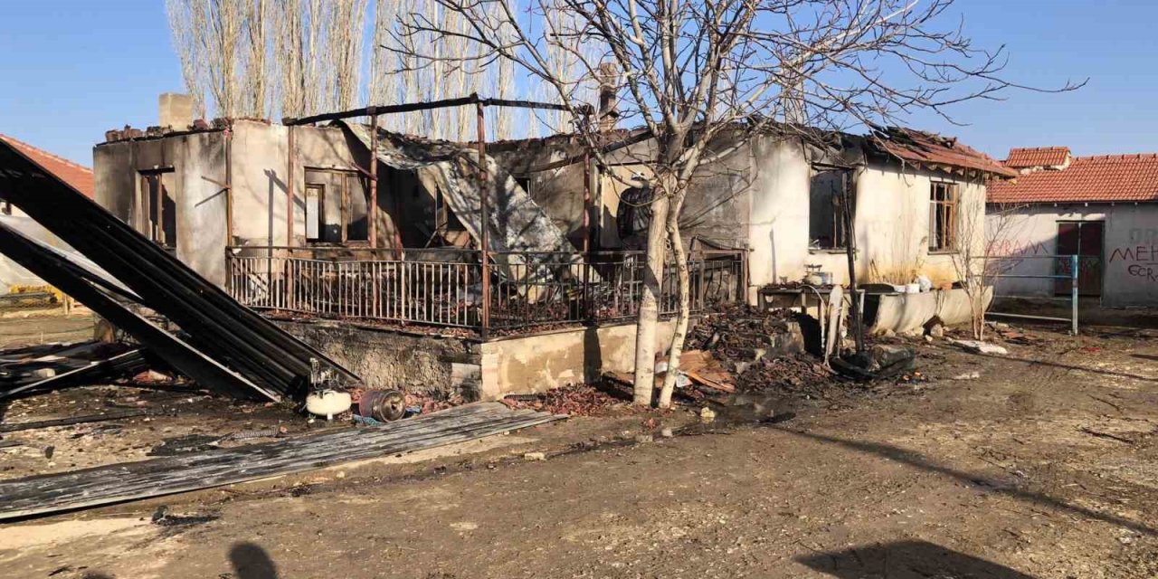 Yanan Müstakil Ev Kullanılamaz Hale Geldi