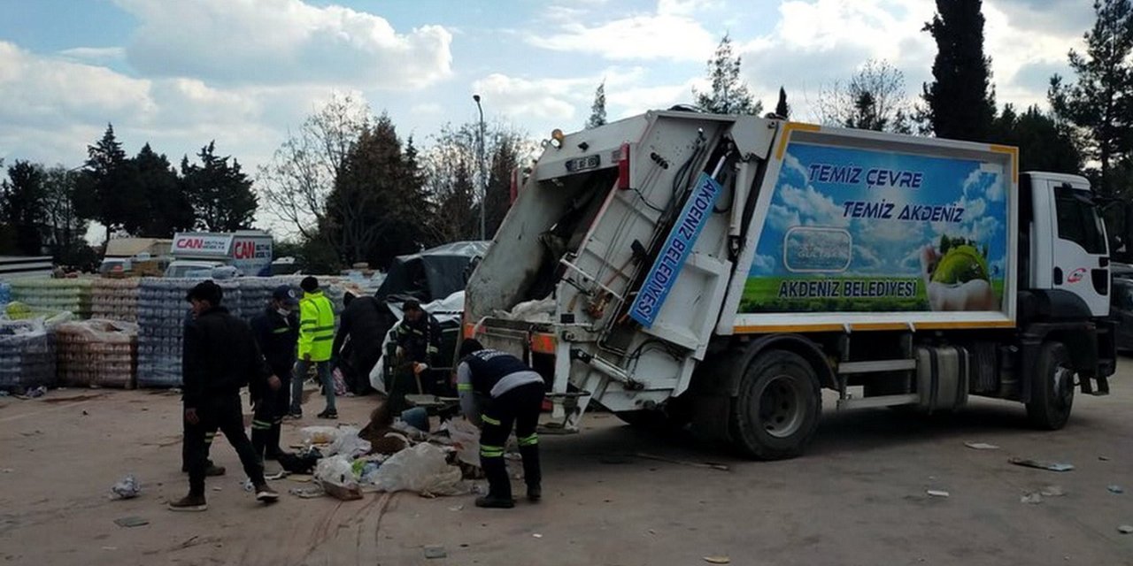Akdeniz Belediyesi Ekipleri Deprem Bölgesinde Hizmet Veriyor