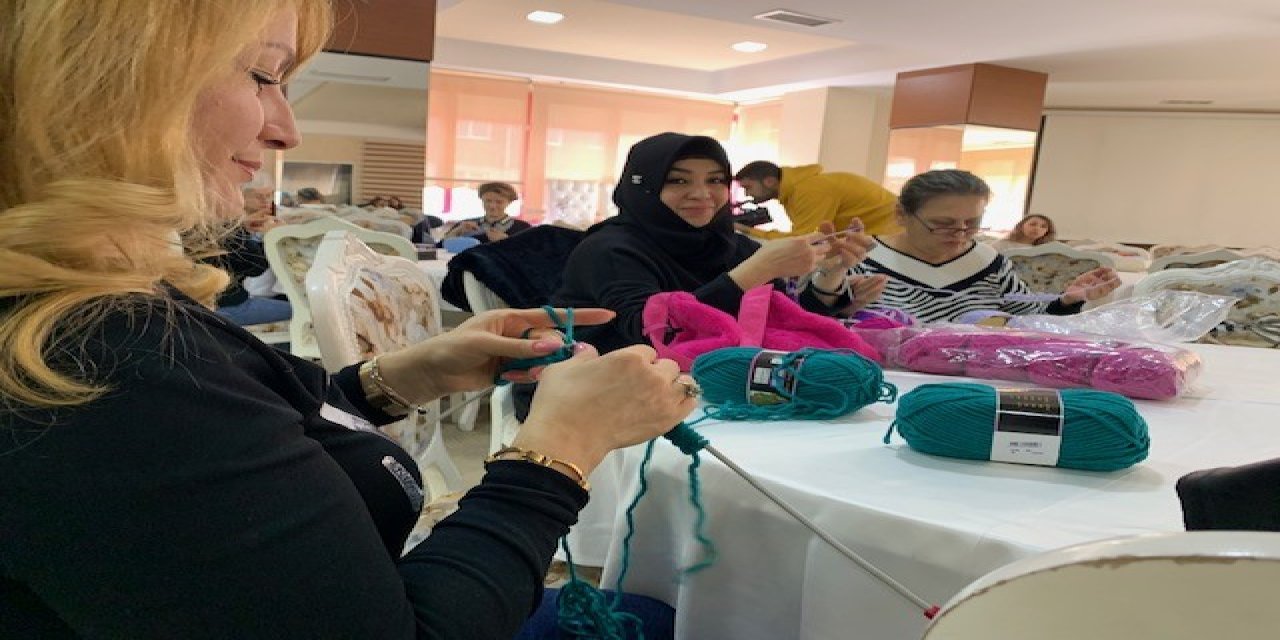 Depremzedeler Üşemesin Diye Ördükleri Yürekleri Isıtıyor