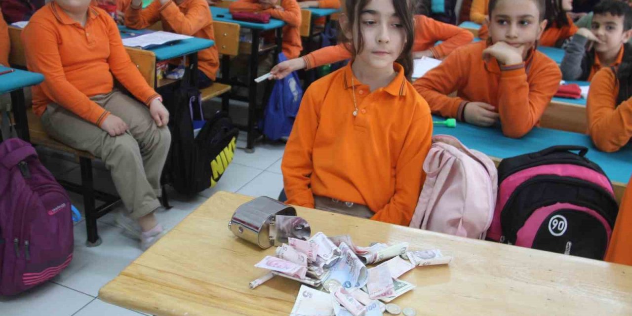 Öğrenciler Sınıf Kumbarasına Yurtta Kalan Depremzede Akranları İçin Harçlıklarını Bağışladı