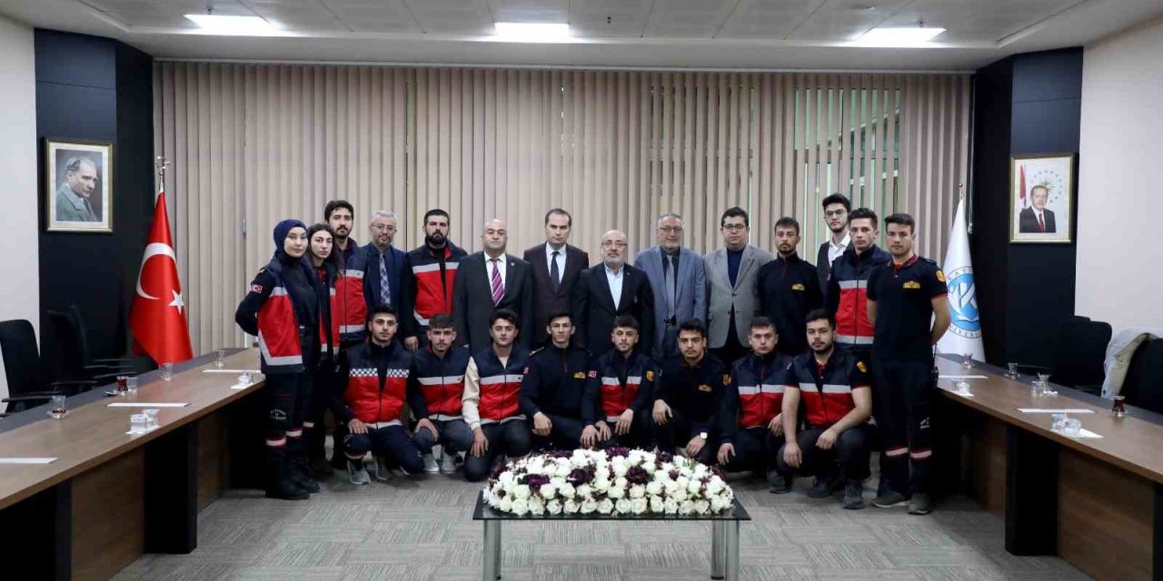 Arama Kurtarma Çalışmalarına Katılan Öğrencilerden Rektör Karamustafa’ya Ziyaret