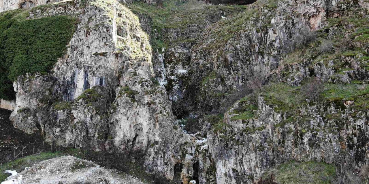 İnönü Fayı Üzerinde Bulunan Doğa Harikasının Emsalleri Alplerde Ve İsviçre’de Görülebiliyor