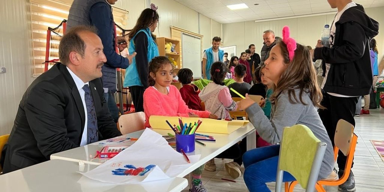 Vali Pehlivan, Depremzedelerle Buluştu