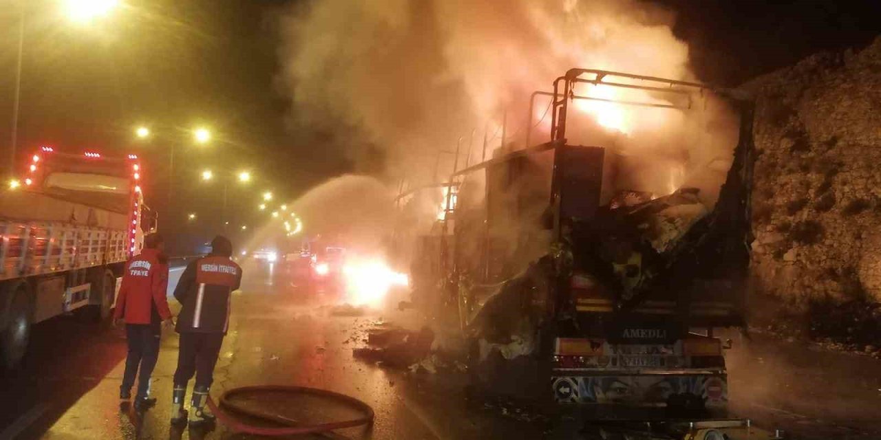 Mersin’de Depremzedelerin Eşyalarını Taşıyan Tır Alev Alev Yandı