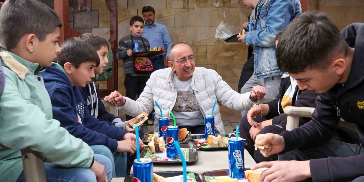 Başkan Kavuş Depremzedeleri 80 Binde Devr-i Alem’de Ağırladı