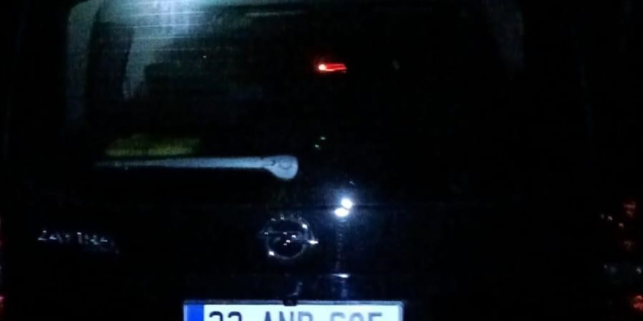 Kontrolden Çıkan Otomobil Trafik Levhasına Çarptı