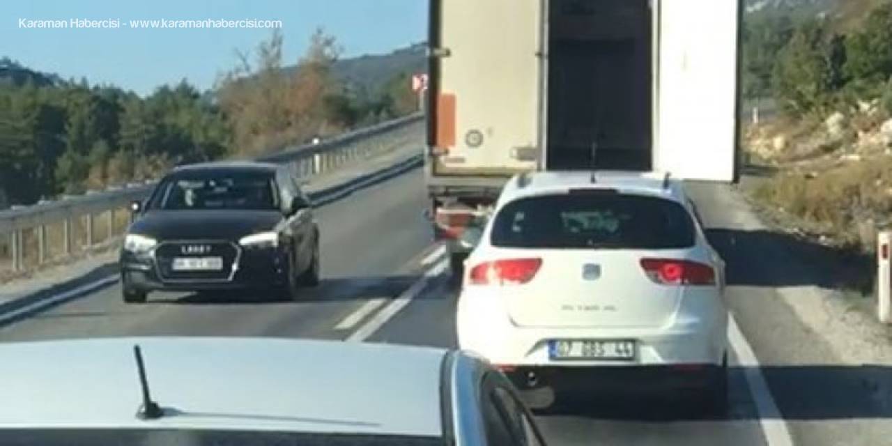Dorse Kapağı Açılan Kamyonun Sürücüsü Trafiği Birbirine Kattı