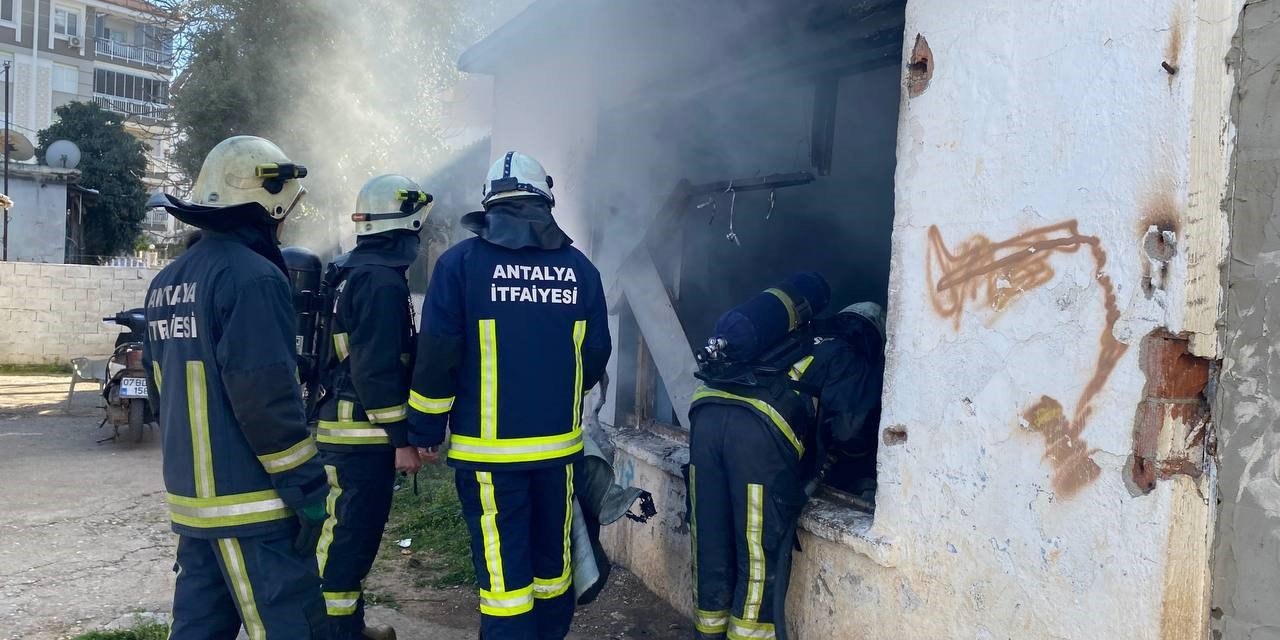 Evsizlerin Kaldığı Metruk Binada Yangın