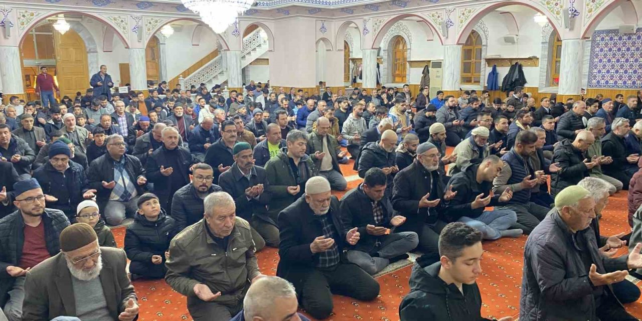 Kulu’da Berat Kandil’inde Vatandaşlar Camileri Doldurdu