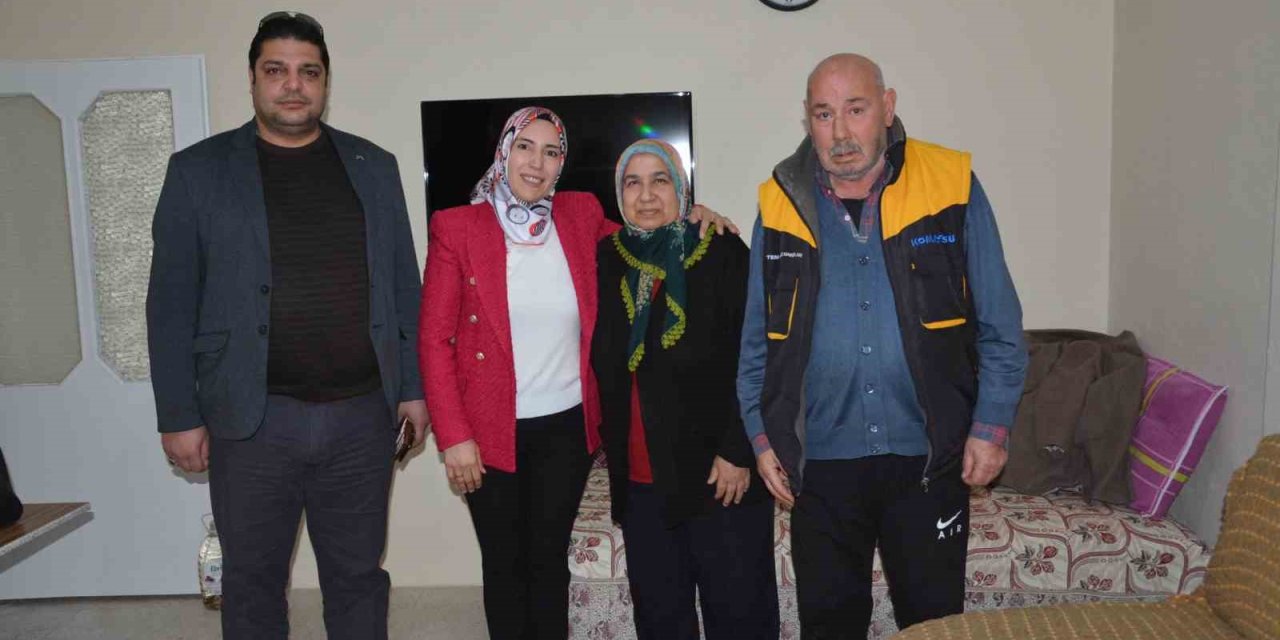 Kadın Otobüs Şoförü, Kalp Spazmı Geçiren Yolcuyu Sağlık Ekiplerine Ulaştırdı