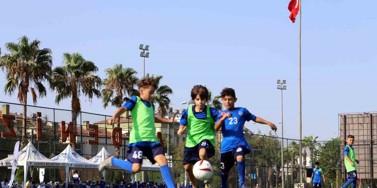 Akdeniz Belediyesi Futbol Okulu Geleceğin Yeteneklerini Bekliyor