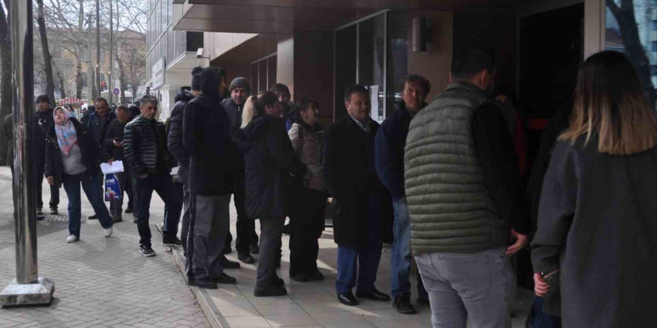 Sgk Önündeki Eyt Kuyrukları Devam Ediyor