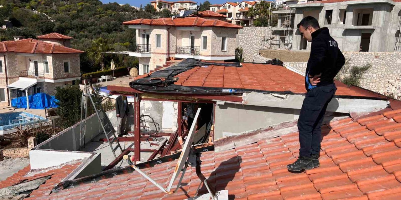 Kaş’ta 2 Yapının Kaçak Bölümleri Belediye Ekiplerince Yıkıldı