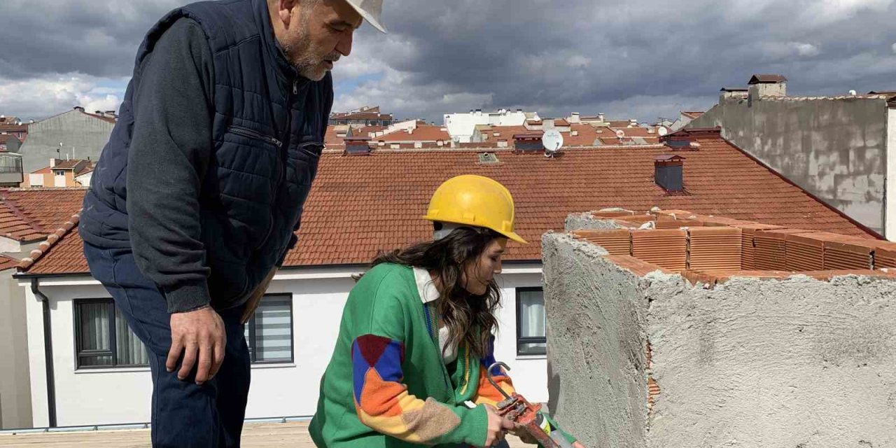 24 Yaşındaki Kadın Çatı Ustası Baba Mesleğini Devam Ettiriyor