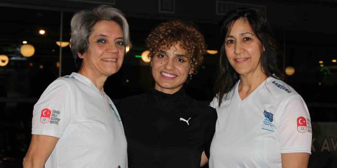 Kadın Yüzücüler Kulvarda Rakip Tanımıyor