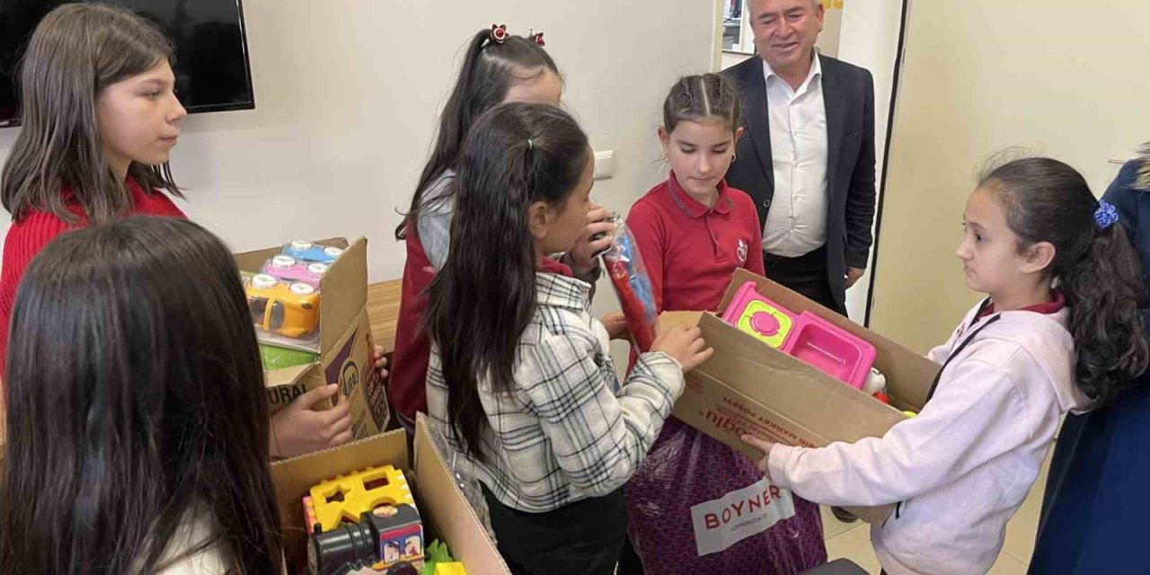 Minikler Depremzede Arkadaşlarıyla Oyuncaklarını Paylaştı