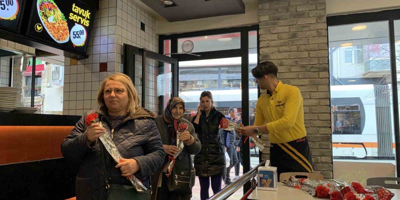 Yemek Yemek İçin Gelen Kadınlar Karanfillerle Karşılandı