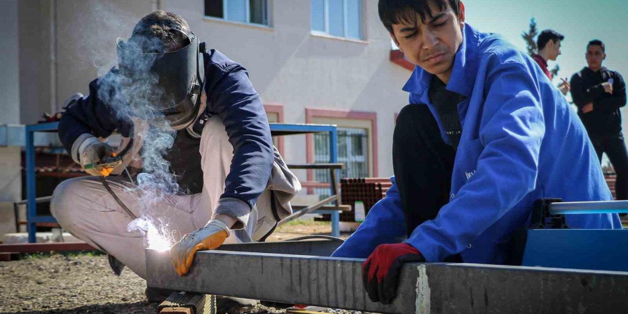 Öğrencilerin En Anlamlı Ödevi: Deprem Bölgesindeki Öğrencilere Güneş Enerjili Konteyner Sınıf Yapıyorlar