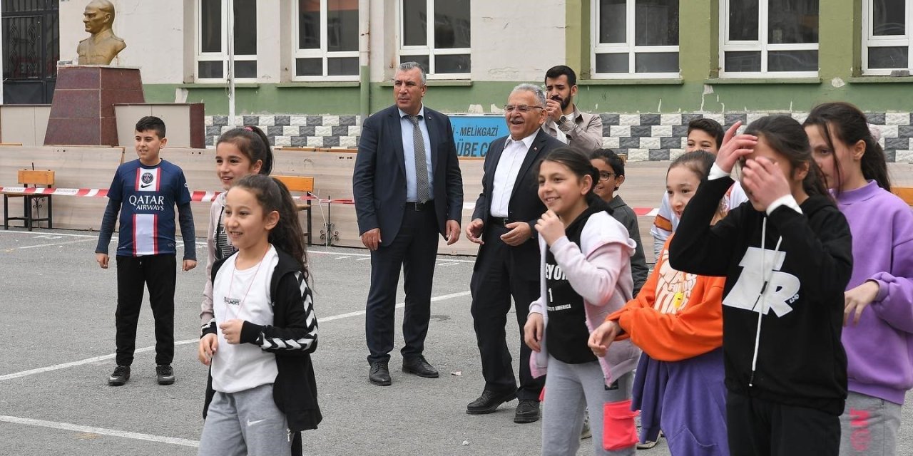 Vali Çiçek Ve Başkan Büyükkılıç’tan Eğlenceli ‘deprem Bilinçlendirmesi’