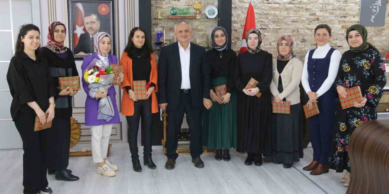 Başkan Öztürk, Kadın Personelin Gününü Kutladı