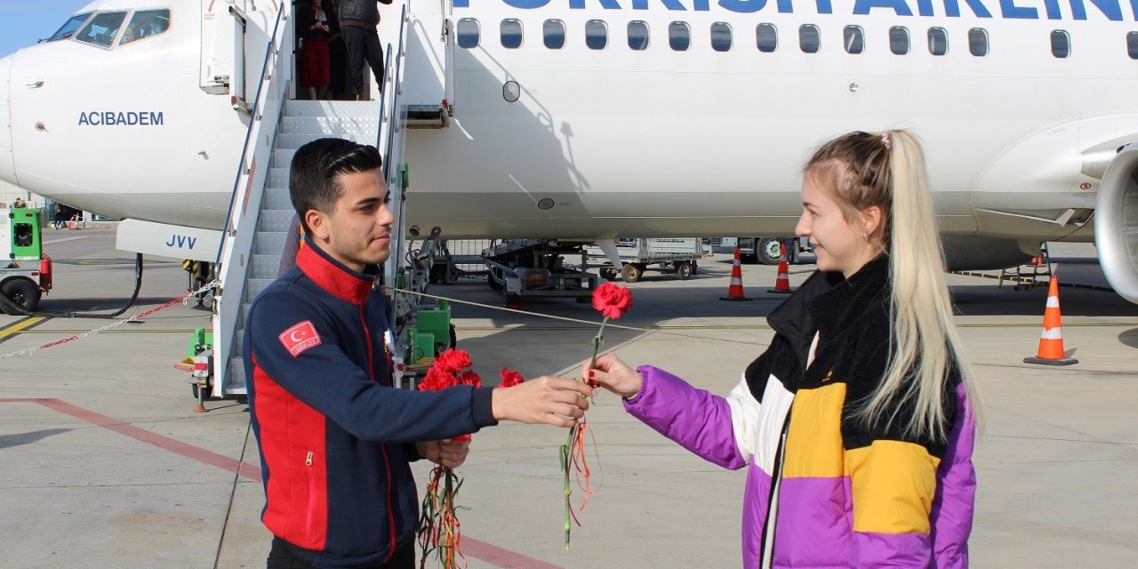 Gazipaşa’da Kadın Yolcular Çiçeklerle Karşılandı