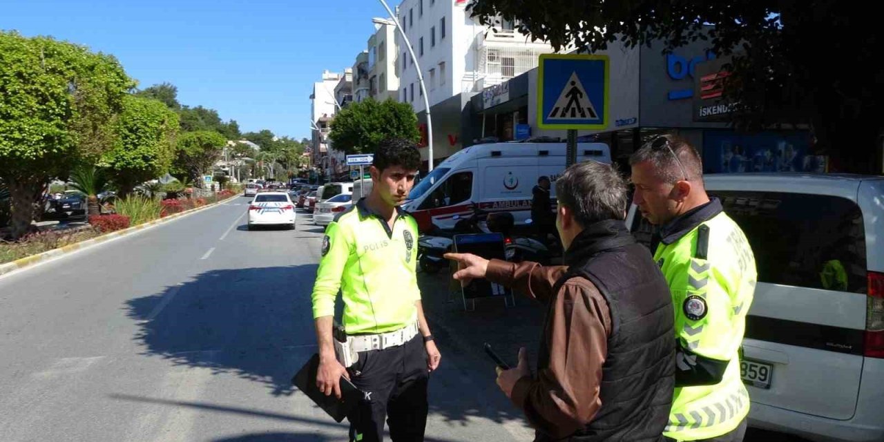 Yaya Geçidinden Geçen Yaşlı Alman Kadına Motosikletli Kurye Çarptı