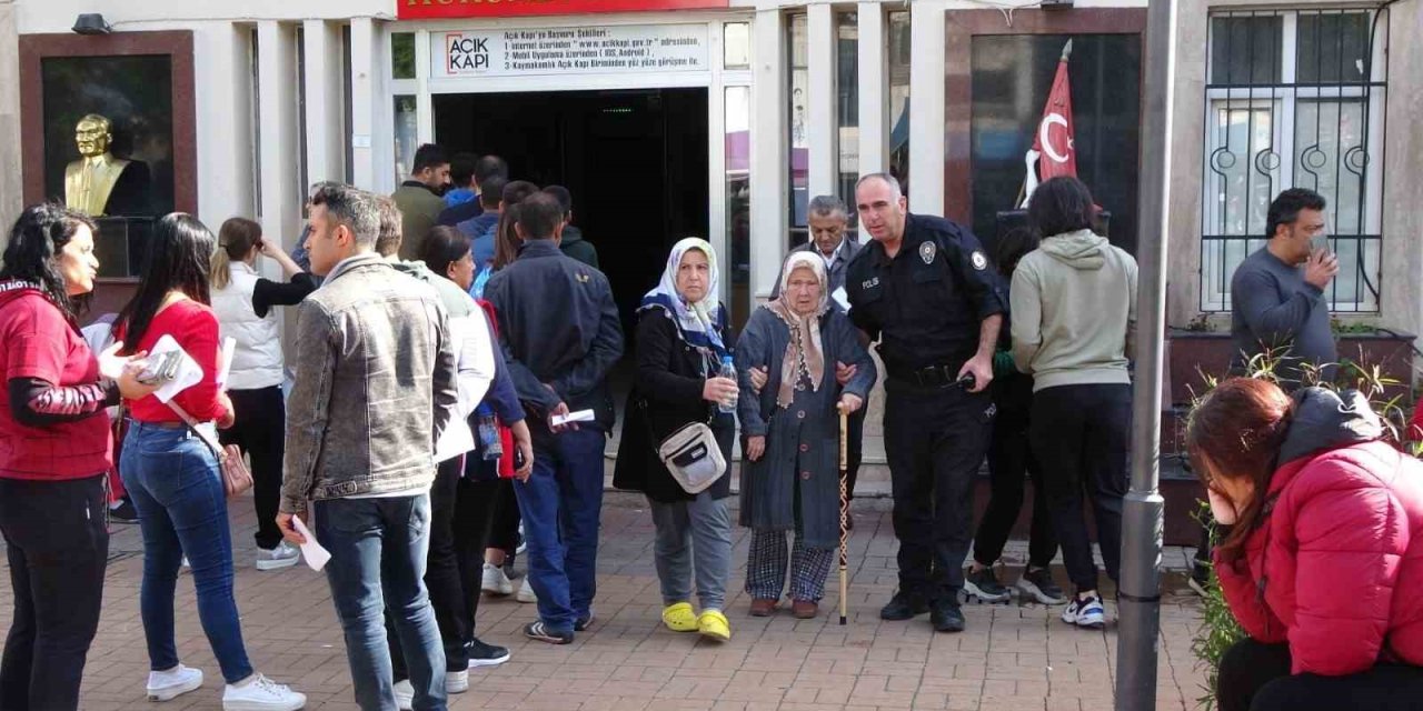 Depremde Ölen Polisin Annesine Antalya Polisi Sahip Çıktı