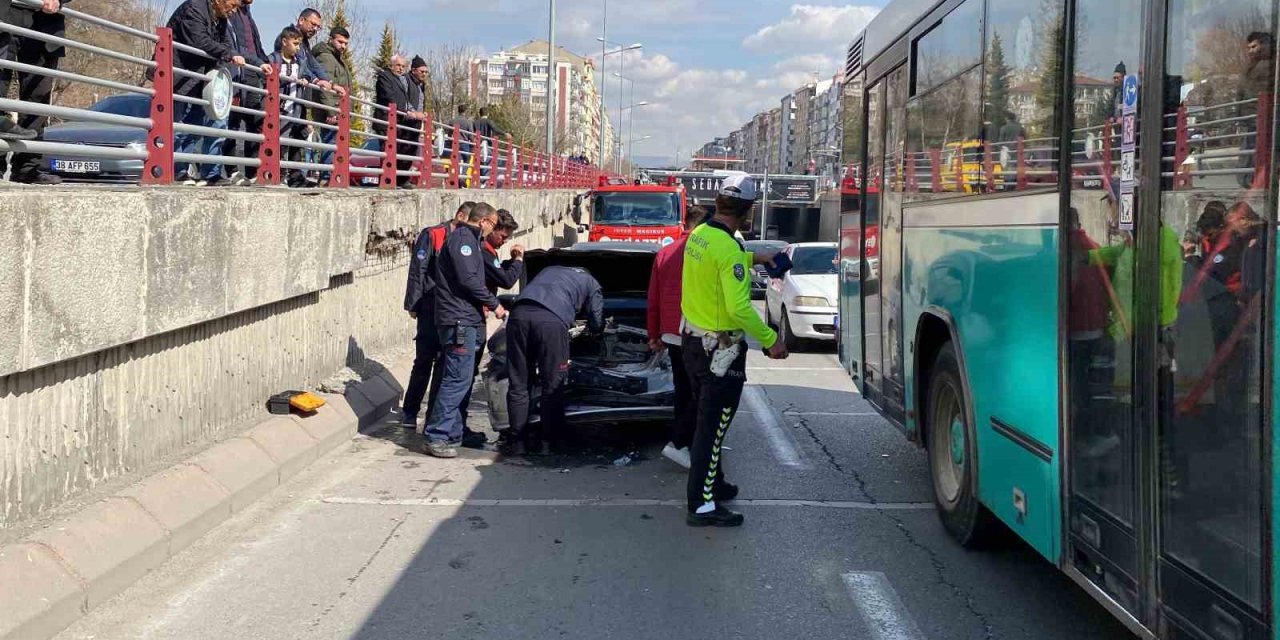 4 Araç Birbirine Girdi: 1 Yaralı