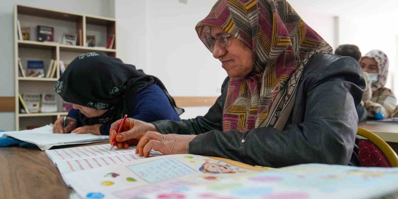 Tarsus’ta Okuma-yazma Kursları Sürüyor