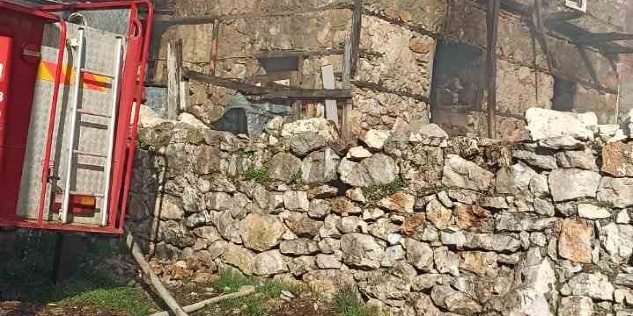 2 Katlı Ev Çıkan Yangında Kullanılamaz Hale Geldi