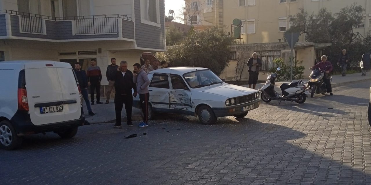 Antalya’da Hafif Ticari Araç İle Otomobil Çarpıştı: 3 Yaralı