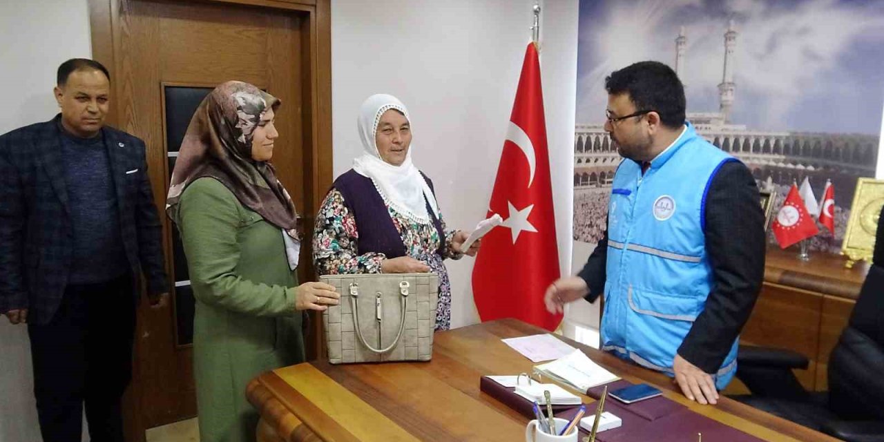 20 Yılda Biriktirdiği Umre Parasını Depremzedeler İçin Bağışladı