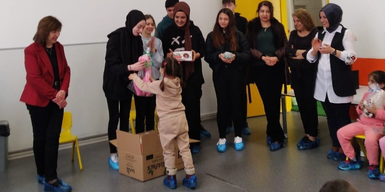 Liseliler Ürettikleri Oyuncakları Deprem Bölgesinden Gelen Minik Öğrencilerle Paylaştı