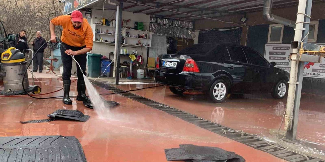 Araçlardaki Depremin Tozlu İzlerini Ücretsiz Temizliyor