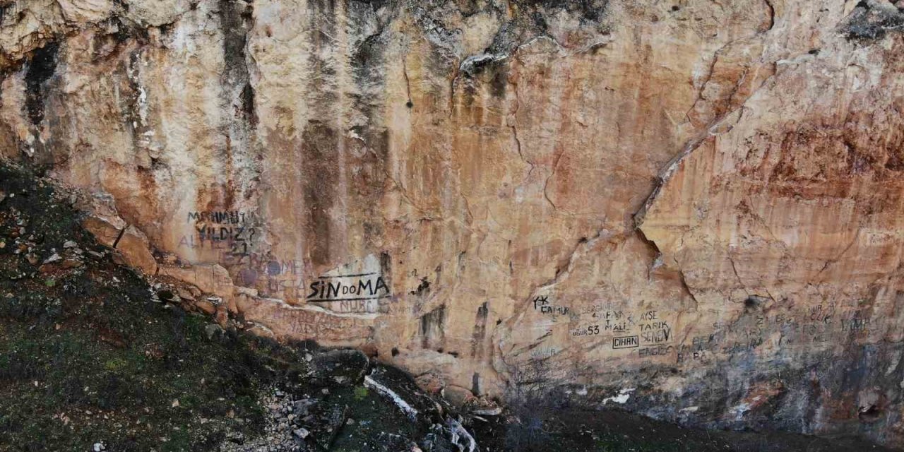 Fayın Üzerine Sevgililerinin İsimlerini Yazdılar