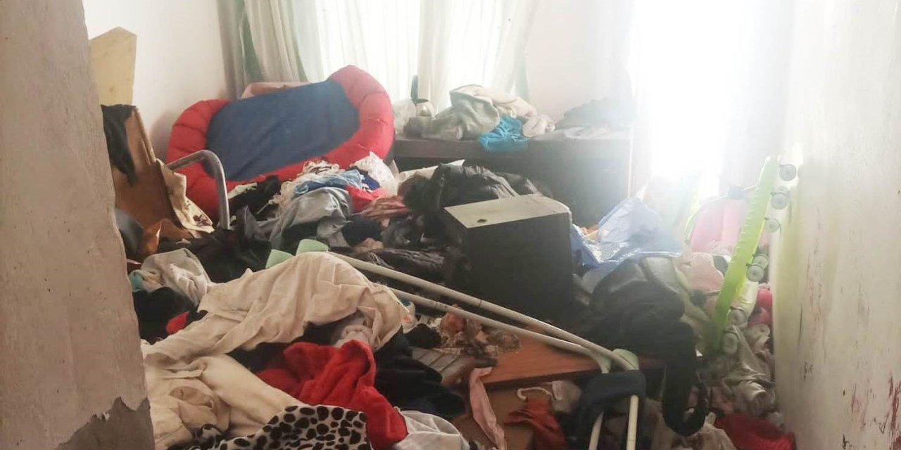 Mersin’de Apartman Dairesinden 3 Kamyon Çöp Çıkarıldı