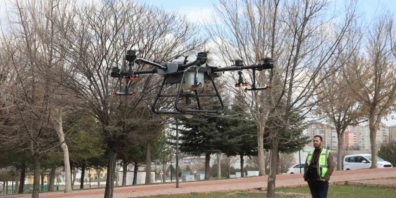 Kayseri Büyükşehir’den Drone İle Park İlaçlama Hizmeti