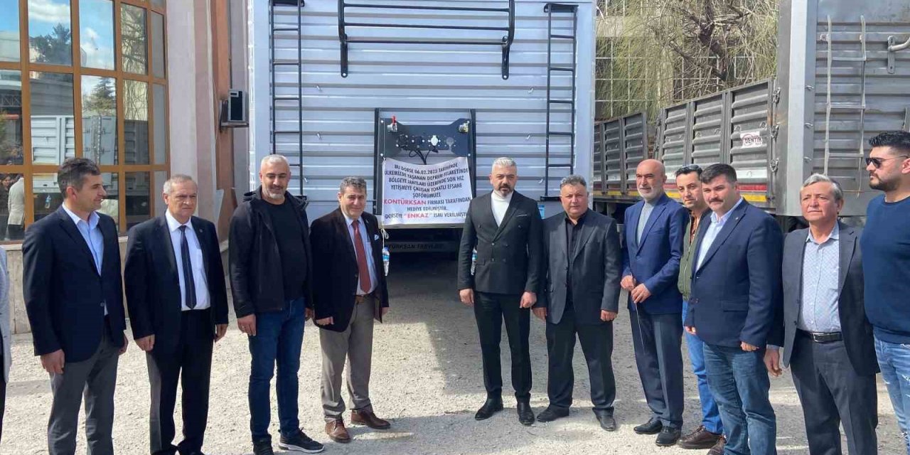 Patlayan Lastiğe Rağmen Deprem Bölgesine Yardım Götüren Kardeşlere Yeni Dorse Hediye Edildi