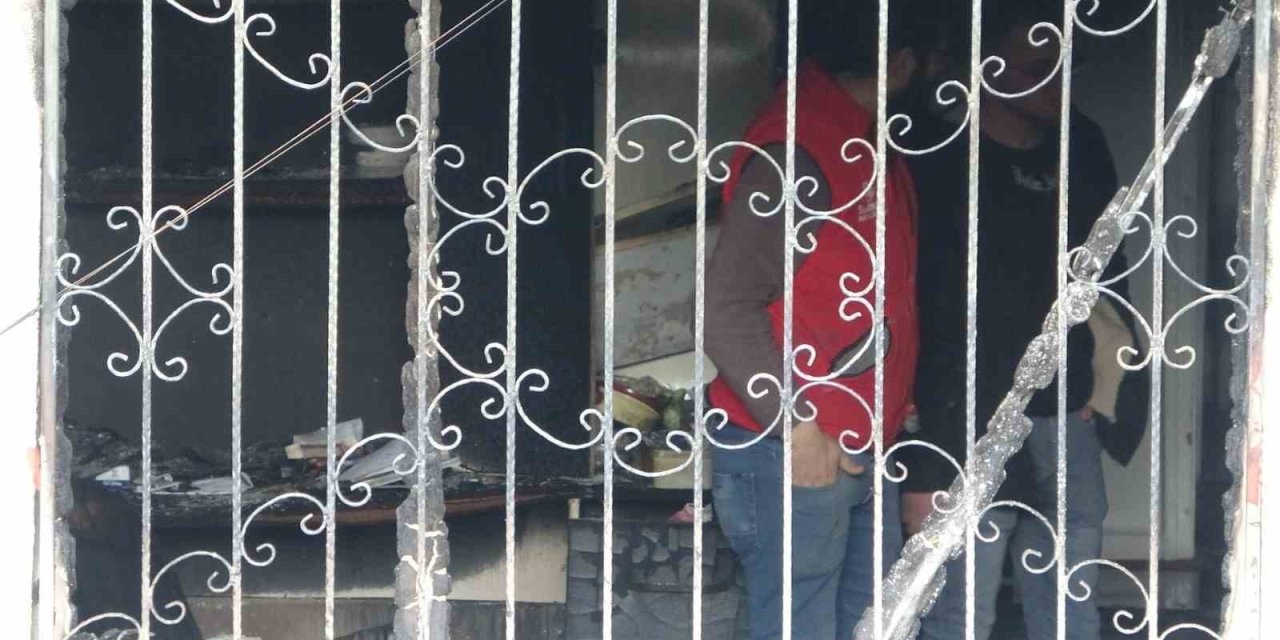 8’inci Kattan Düştü Ölmedi, Yangında Can Verdi