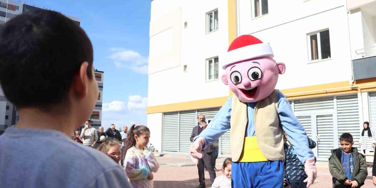 Depremzede Çocukların Yüzü Masal Ve Çizgi Film Kahramanları İle Güldü