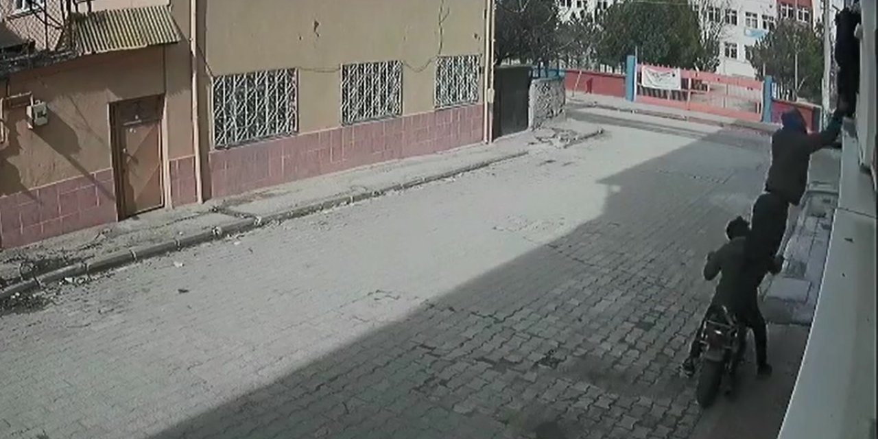 Motosikletli Hırsızlar Balkonda Asılı Kıyafetleri Çaldı