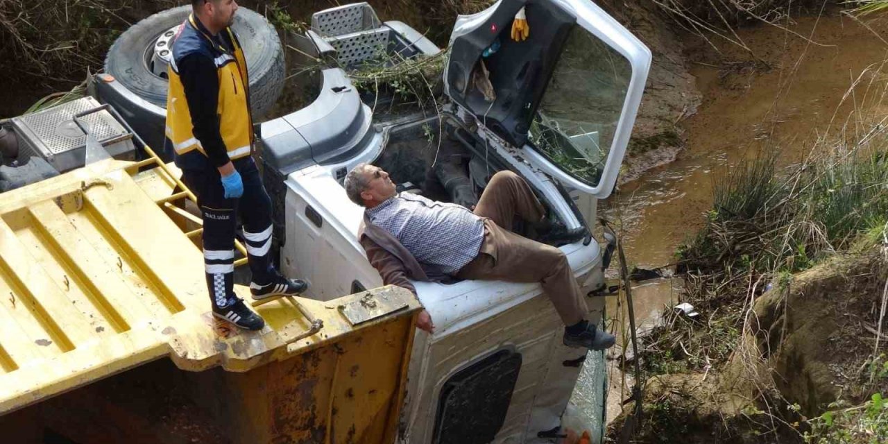 Belediyeye Ait Kamyon Yol Yapımı Sırasında Dereye Uçtu: 1 Yaralı