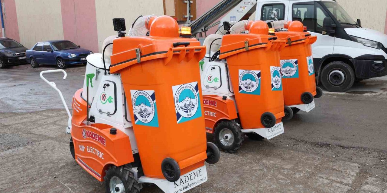 Büyükşehir, Parkları Yüzde Yüz Yerli Ve Elektrikli Süpürge Makinesi İle Süpürecek
