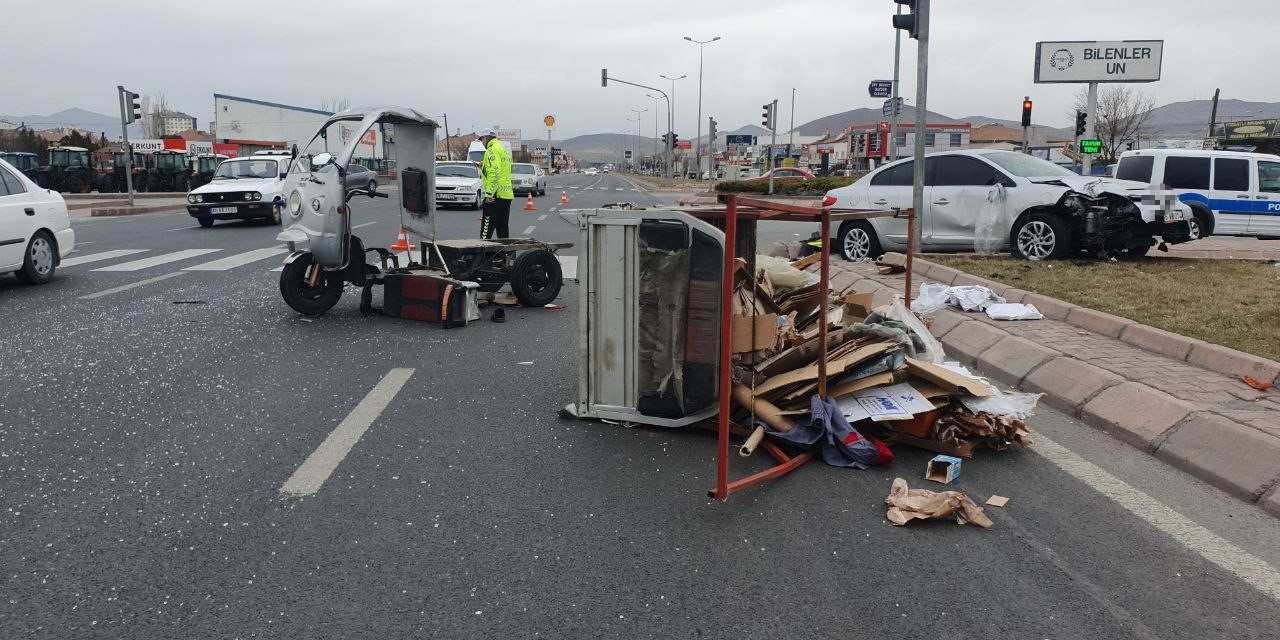 Otomobille Çarpışan Moped Sürücüsü Hayatını Kaybetti