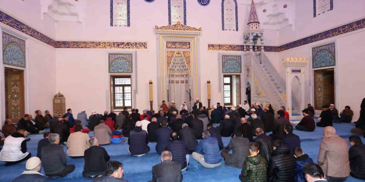 Kepez’de Eller Semaya Depremde Hayatını Kaybedenler İçin Açıldı