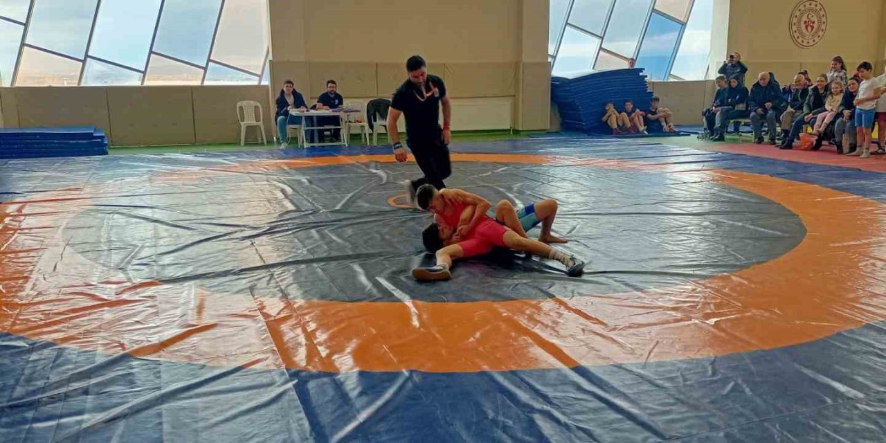 Okul Sporlarında Güreş Müsabakaları Sona Erdi