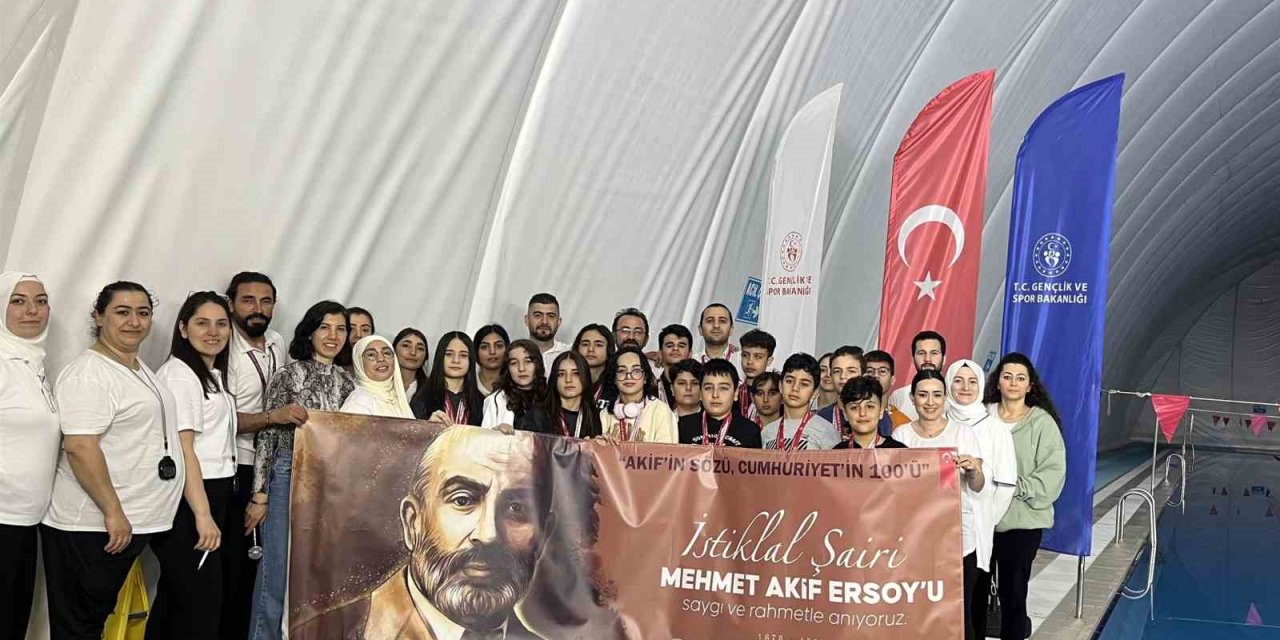 Karaman'da Kulaçlar Mehmet Akif Ersoy Anısına Atıldı