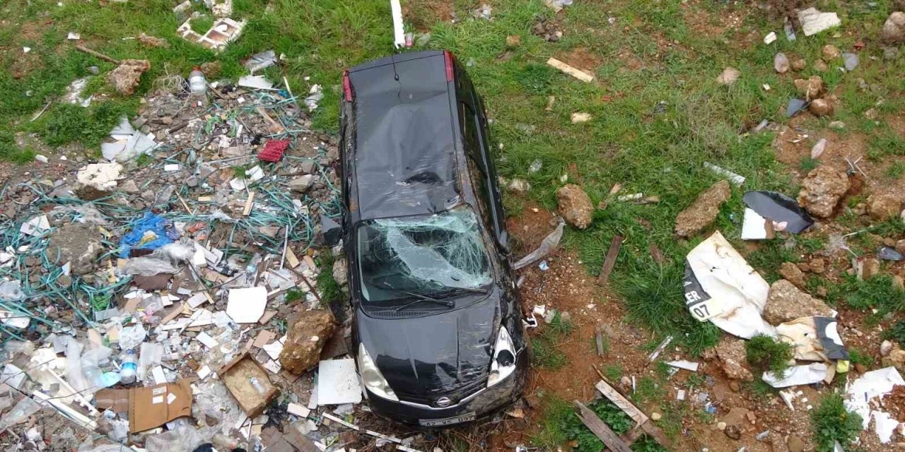 Kontrolden Çıkan Otomobil 10 Metreden Aşağıya Uçtu: 1 Yaralı